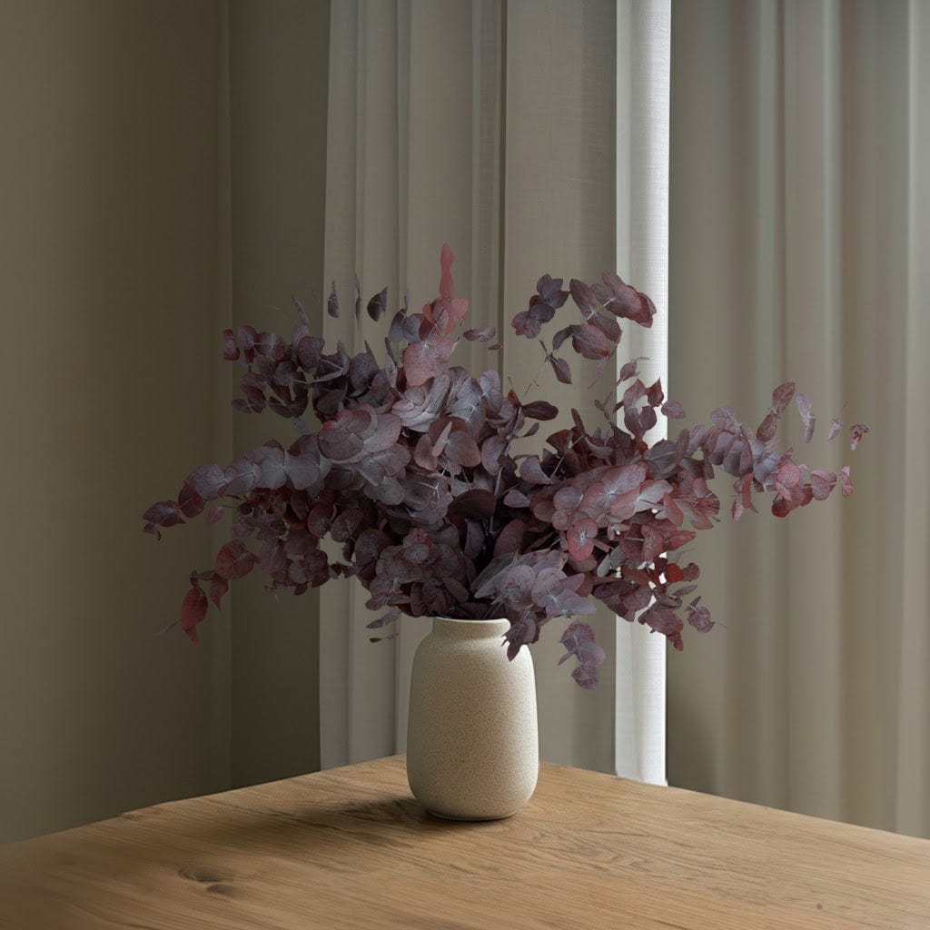 Granatfarbener Eukalyptusstrauß