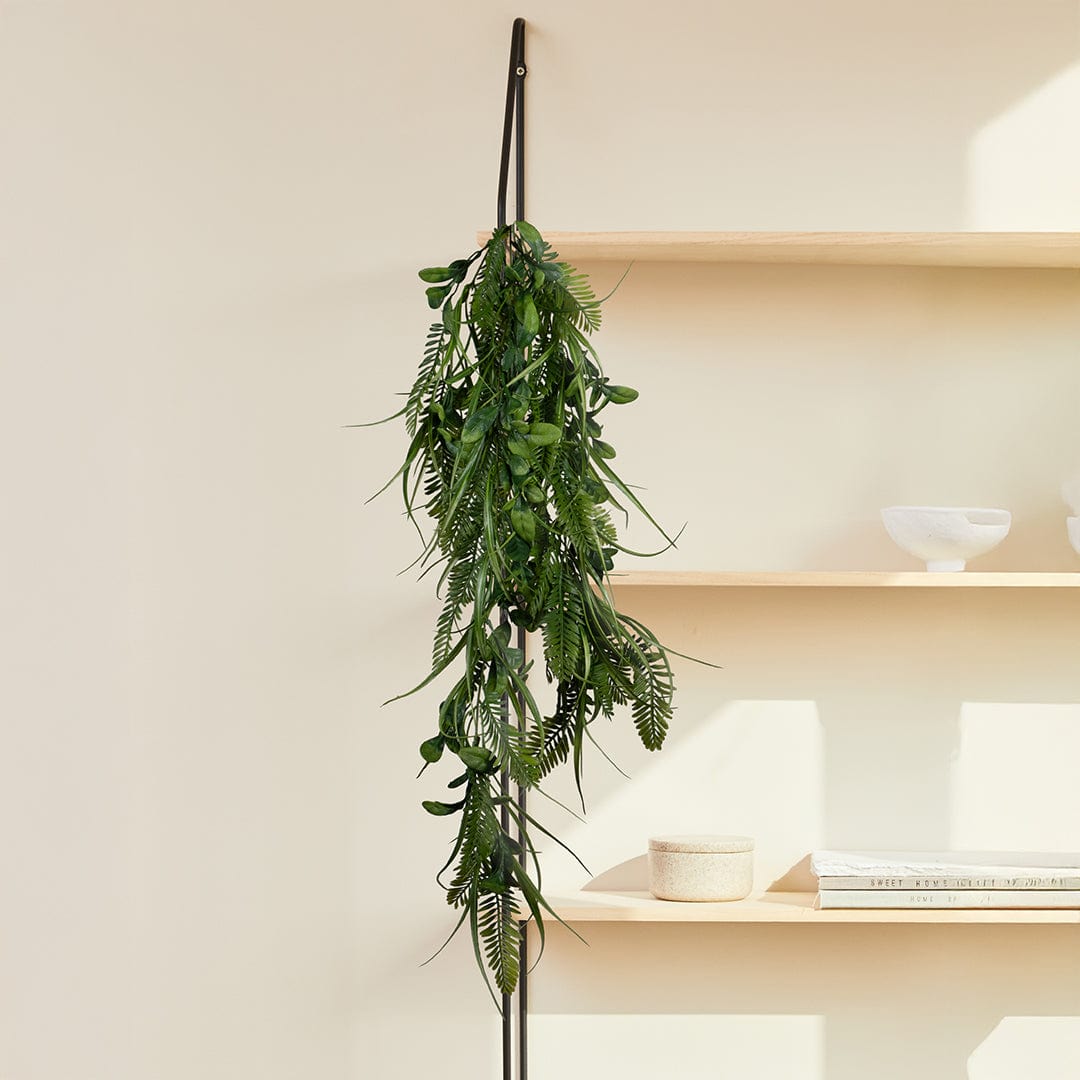 Hängende Blätter und Farne